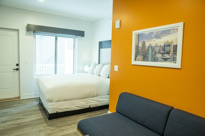 Imagen de la habitación del Hotel Peachtree Suites. Foto 12