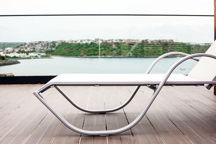 Imagen de la piscina del Hotel P&eacute;rola. Foto 15