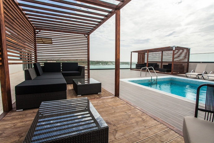 Imagen de la piscina del Hotel P&eacute;rola. Foto 16