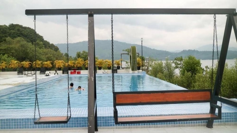 Imagen de la piscina del Hotel Pearl Andaman Resort Ranong Koh Koo. Foto 16