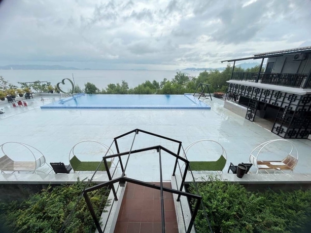 Imagen de la piscina del Hotel Pearl Andaman Resort Ranong Koh Koo. Foto 17