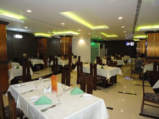 Imagen del bar/restaurante del Hotel Pearl Grand By Rathna. Foto 2
