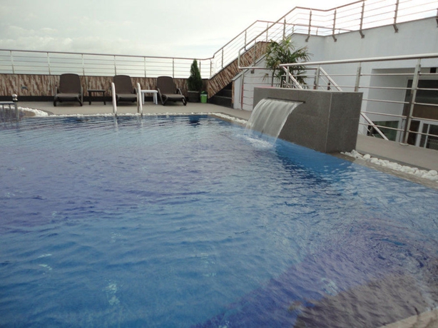 Imagen de la piscina del Hotel Pearl Grand By Rathna. Foto 11
