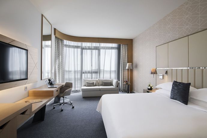 Imagen de la habitación del Hotel Pearl Rotana Capital Centre. Foto 15