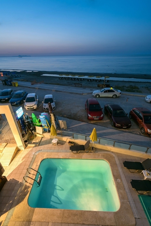 Imagen de la piscina del Hotel Pearl Seabreeze Suites. Foto 16