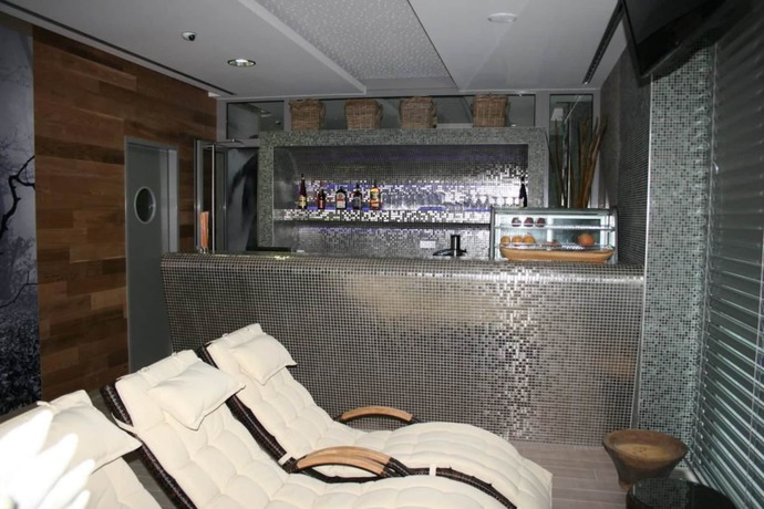 Imagen de la piscina del Hotel Pecr Well. Foto 15