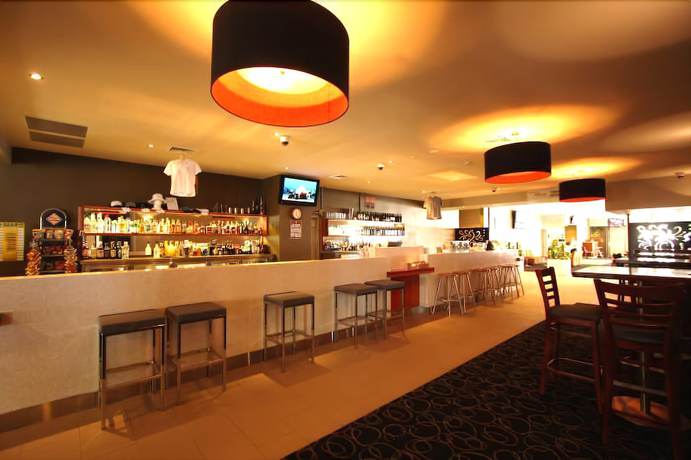 Imagen del bar/restaurante del Hotel Peden's. Foto 10