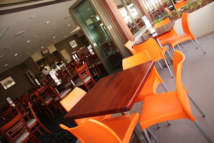 Imagen del bar/restaurante del Hotel Peden's. Foto 11