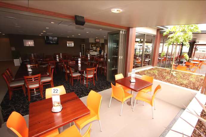 Imagen del bar/restaurante del Hotel Peden's. Foto 13