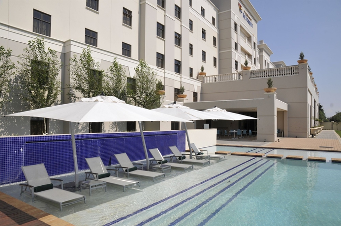 Imagen de la piscina del Hotel Peermont Metcourt At Emperors Palace. Foto 14