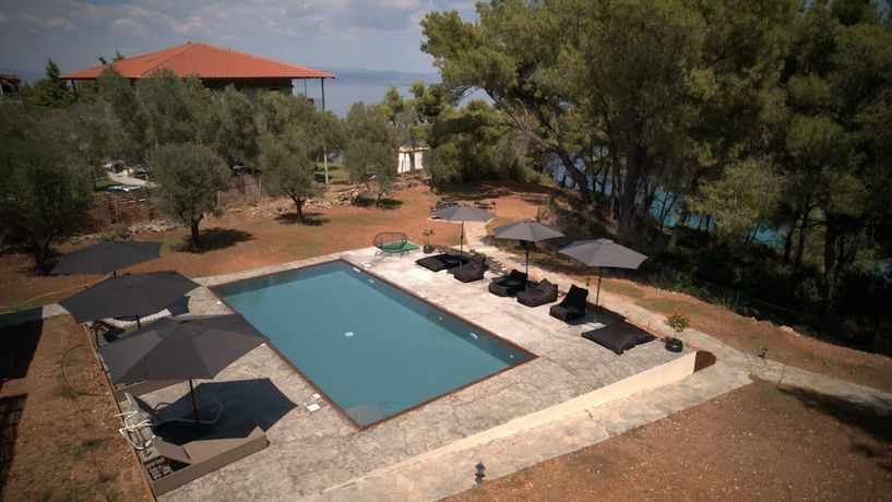 Imagen de la piscina del Hotel Pefkon Suites. Foto 7