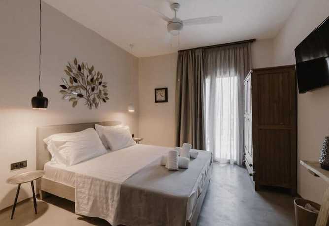 Imagen de la habitación del Hotel Pefkon Suites. Foto 4