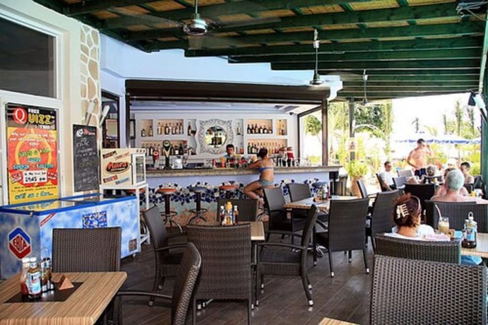 Imagen del bar/restaurante del Hotel Pefkos Beach. Foto 2