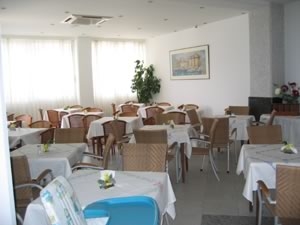 Imagen del bar/restaurante del Hotel Pefkos Breeze Family Resort & Spa. Foto 2