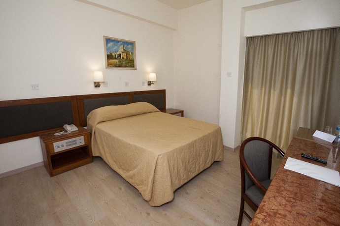 Imagen de la habitación del Hotel Pefkos. Foto 15