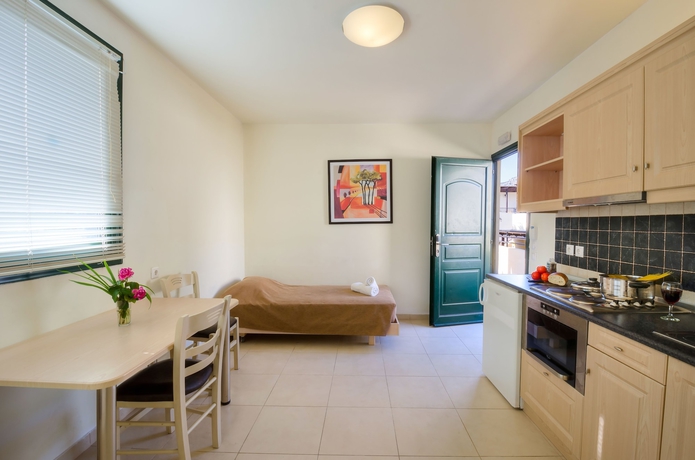 Imagen de la habitación del Hotel Pefkos Village Resort. Foto 11