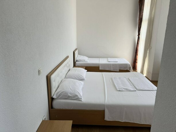Imagen de la habitación del Hotel Peja INN. Foto 10