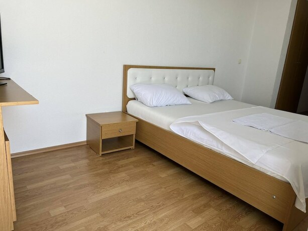 Imagen de la habitación del Hotel Peja INN. Foto 13