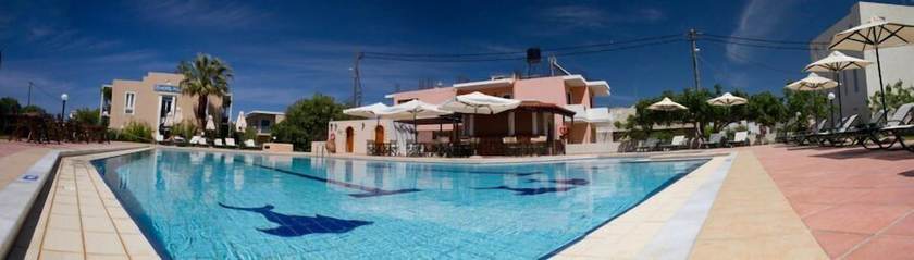 Imagen de la piscina del Hotel Peli. Foto 16