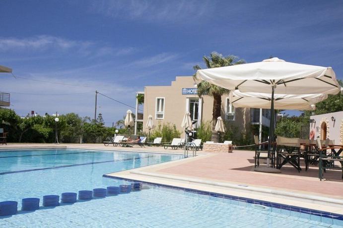 Imagen de la piscina del Hotel Peli. Foto 17