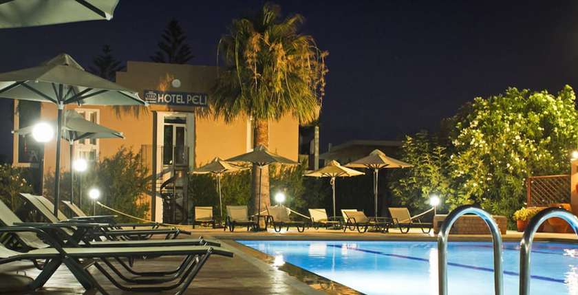 Imagen de la piscina del Hotel Peli. Foto 18