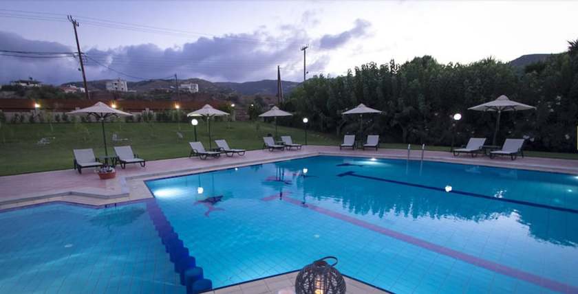 Imagen de la piscina del Hotel Peli. Foto 19