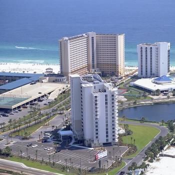 Imagen de la piscina del Hotel Pelican Beach Resort And Conference Center. Foto 2