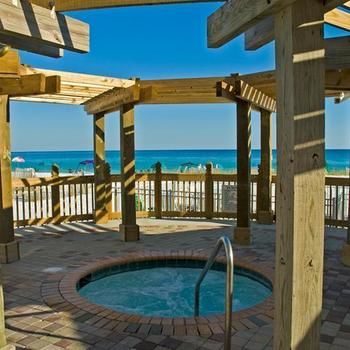 Imagen de la piscina del Hotel Pelican Beach Resort And Conference Center. Foto 3