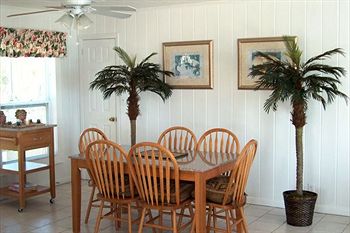 Imagen de la habitación del Hotel Pelican Beach Villas. Foto 2