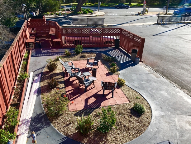 Imagen de los exteriores del Hotel Pelican Inn Monterey. Foto 13