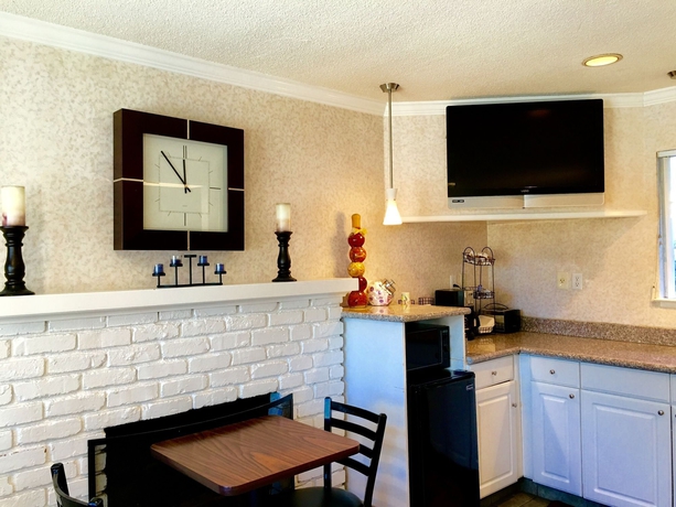 Imagen de los interiores del Hotel Pelican Inn Monterey. Foto 16