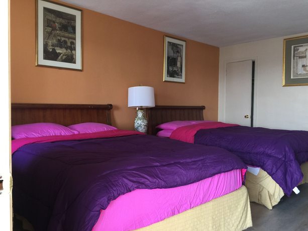 Imagen de la habitación del Hotel Pelican Inn and Suites. Foto 8