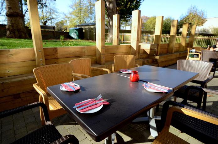 Imagen del bar/restaurante del Hotel Pelican London and Residence. Foto 4