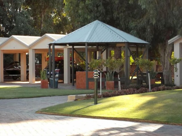 Imagen de los exteriores del Hotel Pelican Shore Villas. Foto 17