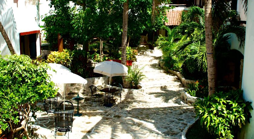 Imagen del bar/restaurante del Hotel Pelicano Inn Playa Del Carmen - Beachfront. Foto 2