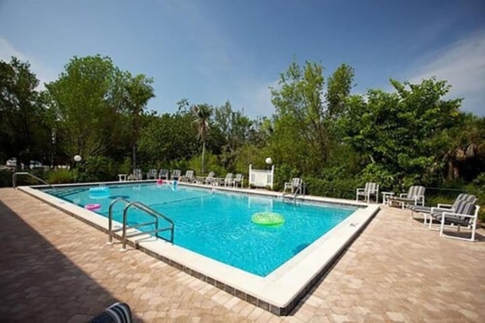 Imagen de la piscina del Hotel Pelicans Roost Gulf Front Condos. Foto 18