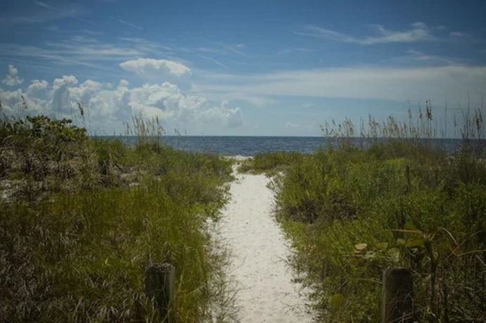 Imagen de los exteriores del Hotel Pelicans Roost Gulf Front Condos. Foto 13