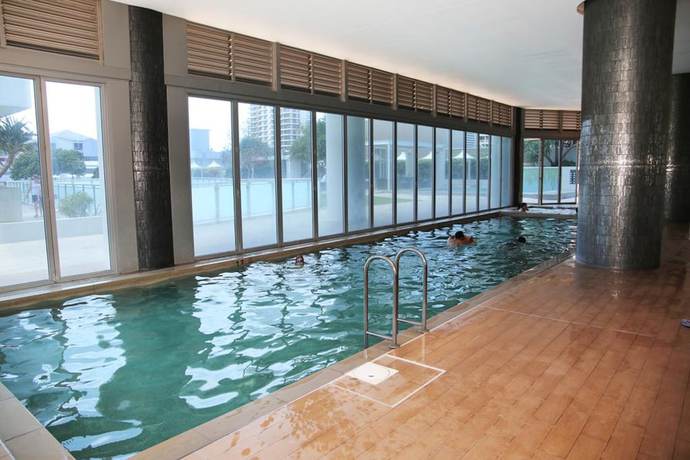 Imagen de la piscina del Hotel Pelicanstay Surfer Paradise Condo. Foto 18