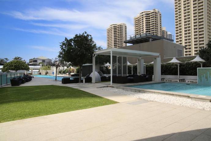 Imagen de la piscina del Hotel Pelicanstay Surfer Paradise Condo. Foto 19
