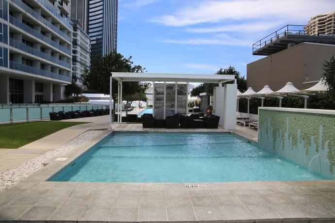 Imagen de la piscina del Hotel Pelicanstay Surfer Paradise Condo. Foto 20