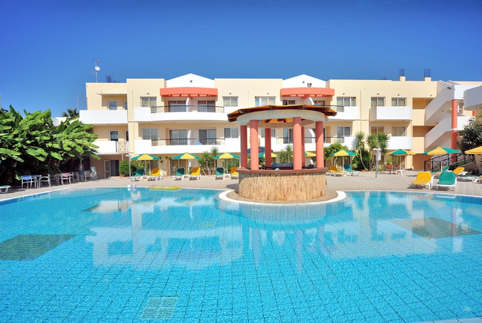 Imagen de la piscina del Hotel Pelopas Resort. Foto 16