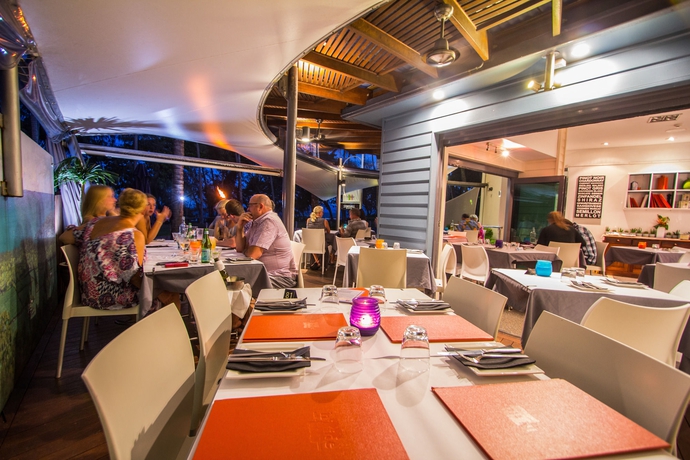 Imagen del bar/restaurante del Hotel Peninsula Boutique Port Douglas - Adults Only Haven. Foto 3