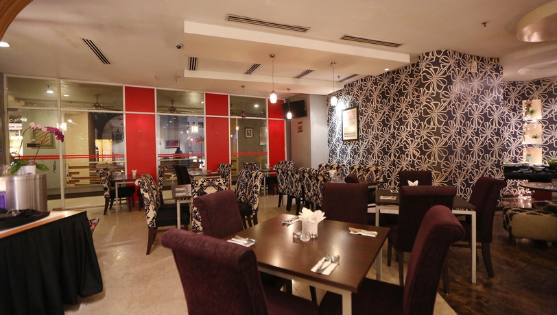 Imagen del bar/restaurante del Hotel Peninsula Residence All Suite Hotel. Foto 4