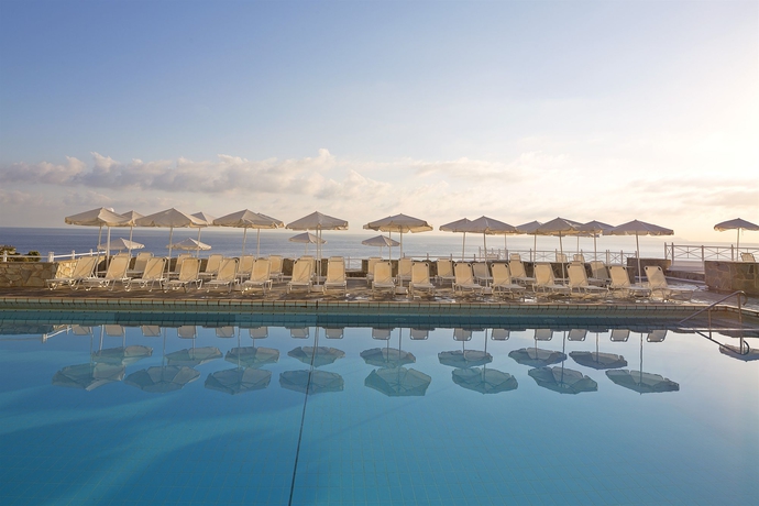 Imagen de la piscina del Hotel Peninsula Resort and Spa. Foto 15