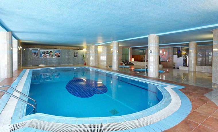 Imagen de la piscina del Hotel Pensee Royal Garden Beach Resort. Foto 15