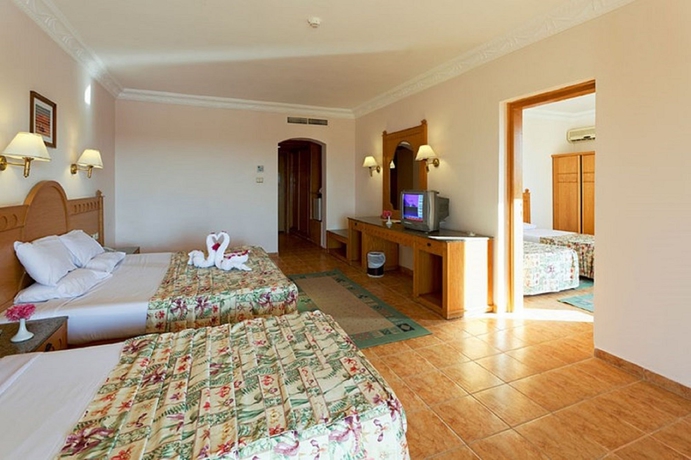 Imagen de la habitación del Hotel Pensee Royal Garden Beach Resort. Foto 7