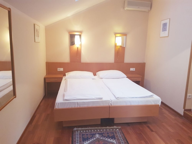 Imagen de la habitación del Hotel Pensin Haydn. Foto 4