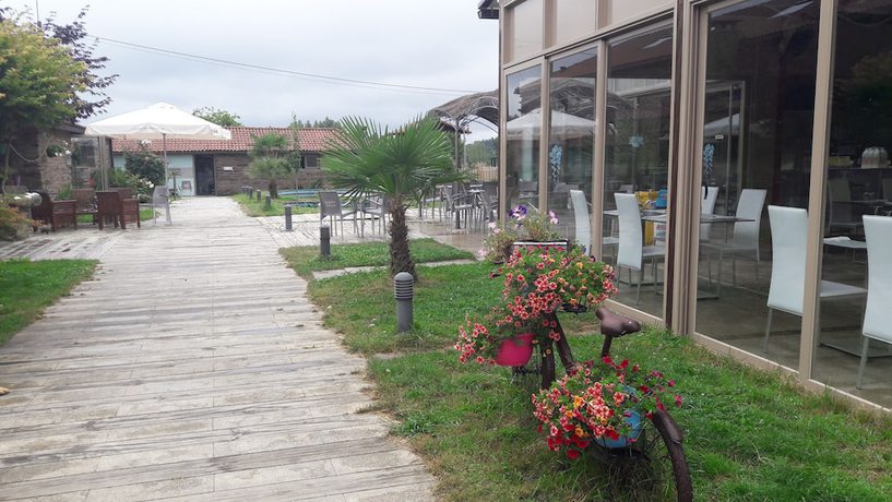 Imagen de los exteriores del Hotel Pensión Albergue Turístico Salceda. Foto 9