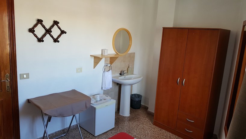 Imagen de la habitación del Hotel Pensión Alcalá. Foto 15