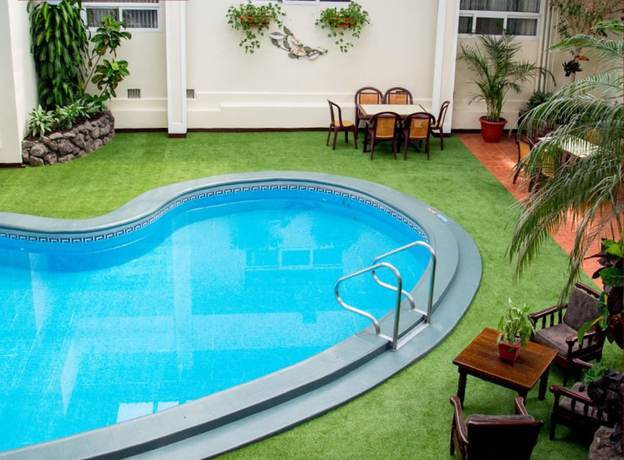 Imagen de la piscina del Hotel Pensi&oacute;n Bonifaz. Foto 20